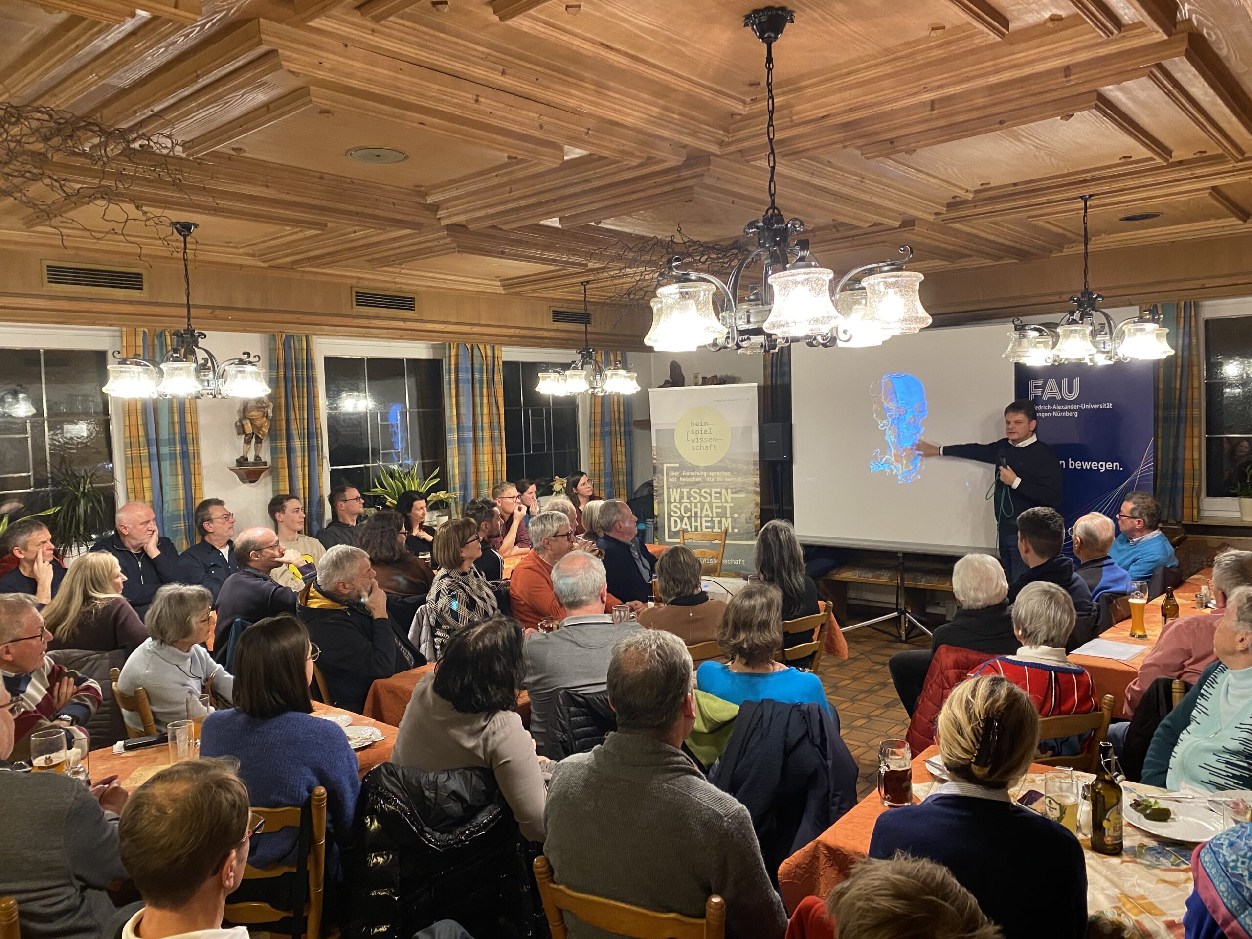 Bis zum letzten Platz besetzt - Heimspiel Wissenschaft mit Prof. Hornegger in Effeltrich © Philipp Schroegel