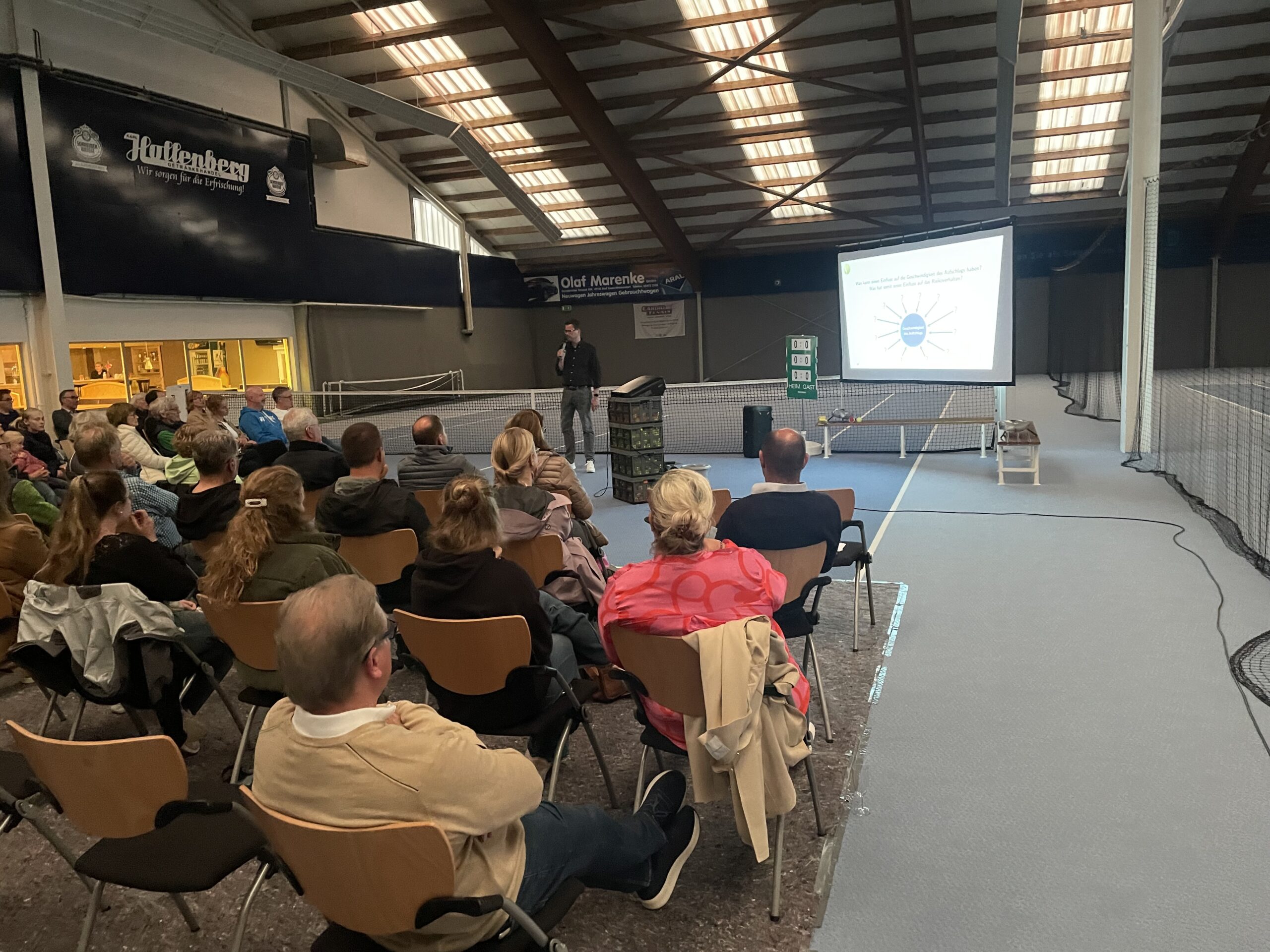 Prof. Dr. Torben Kuhlenkasper während seines Vortrags in der Halle des TC Bad Essen