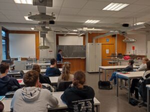 Prof. Dr. Petra Schwille erklärt den Schülern der Hölderlin-Gymnasium die Verbindung zwischen Biologie und Physik. 